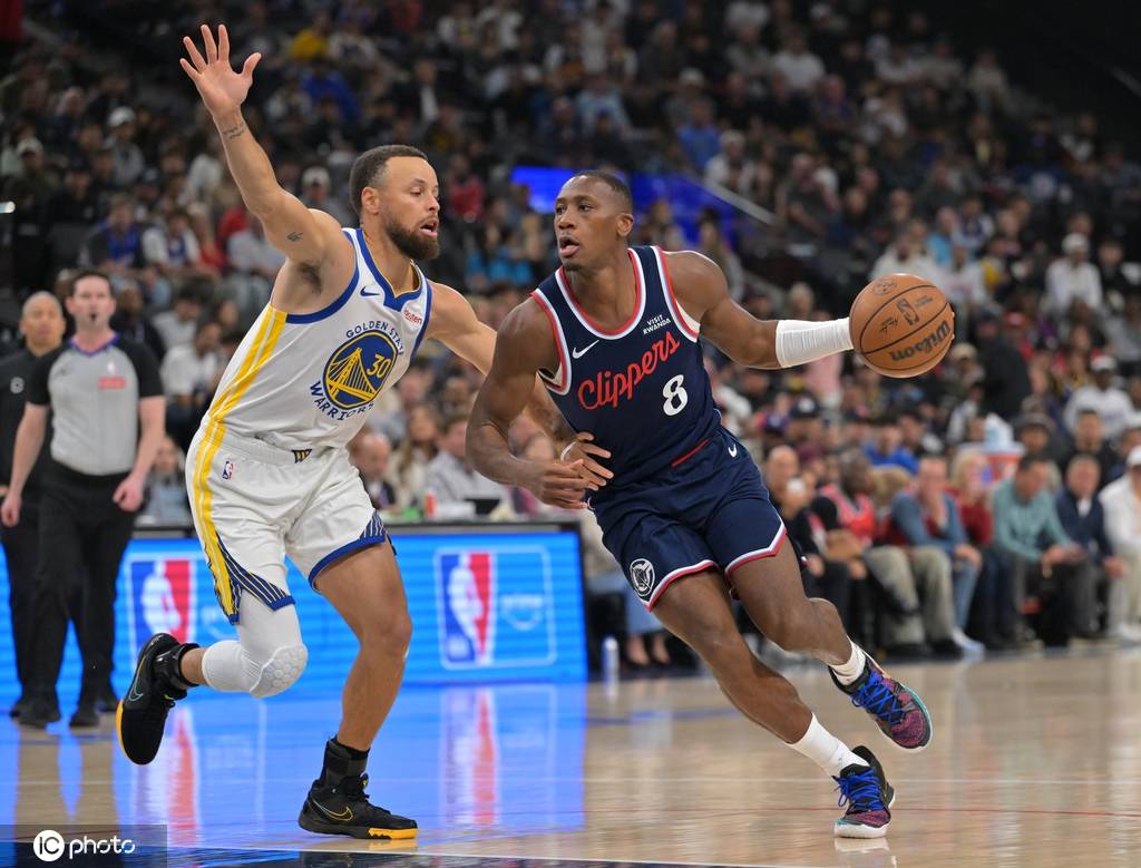 库里35分伦纳德21+7 勇士逆转快船将与太阳争季后赛名额